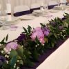 Főasztal díszítés virág girlanddal