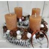 Adventi koszorú fehér toboz alapon, mézbarna gyertyákka