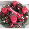 Fenyős adventi koszorú bordó-fehér díszítéssel
