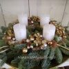 Fenyős adventi koszorú arany-ezüstfehér díszítéssel