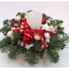Karácsonyi asztaldísz fenyővel, fehér-piros díszítéssel