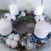 Nagyméretű adventi koszorú vessző alapon, kék-fehér színben