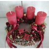 Adventi koszorú toboz alapon, piros-arany díszítéssel
