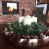 Adventi asztaldísz bronz tálban, kövirózsákkal, tobozokkal díszítve