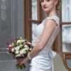 Dorina a menyasszonyi csokorral