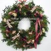 Tavaszi ajtókoszorú zöld alapon, lila díszítéssel, szitakötővel